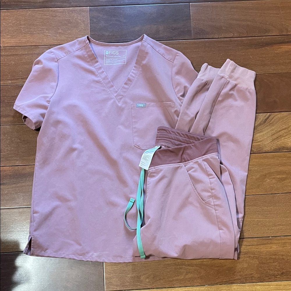 Figs Women's Mauve Scrub Set